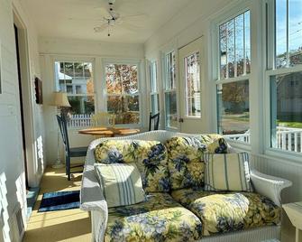 Charming Cottage Two Blocks from Downtown - Green Lake - Sala de estar