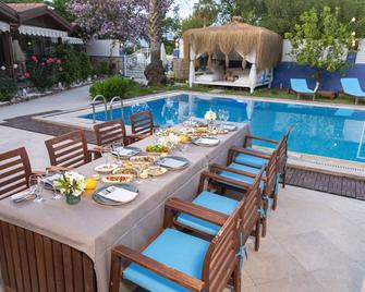 B&B บูทีคโรงแรม - ดาลยัล - สระว่ายน้ำ