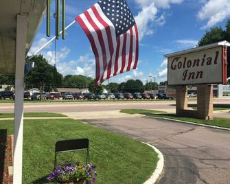 Colonial Inn Extended Stay By OYO New Ulm - New Ulm - Будівля