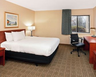 La Quinta Inn & Suites by Wyndham Stevens Point - Stevens Point - Makuuhuone