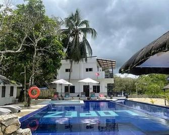 Beachfront Premier Suite in Lopez Beach Resort - Sipalay - Piscina