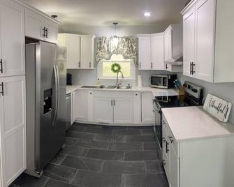 Newly renovated home! One block from Back of the Dragon-Close to downtown Marion - Marion - Кухня