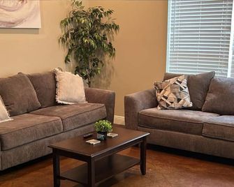 3br 2ba, Ground Floor, Sleeps 8, Wd, Crews & Families -F- - Moss Point - Living room