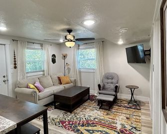 Pocatello Hidden Haven. Perfect guest suite for families in Highland area. - Pocatello - Living room