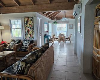 Waterfront Villa on White Sound, Private Dock, Beach, Swimming Pool, Pickle Ball - Green Turtle Cay - Living room