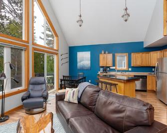 Four Seasons of Fun! - Biwabik - Living room