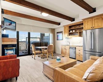 Newpark by All Seasons Resort Lodging - 公園城 - 客廳