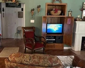 The Farm on White Oak Mountain - Greenwood - Living room