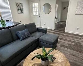 2BR 2B House Close to Downtown - Greer - Sala de estar