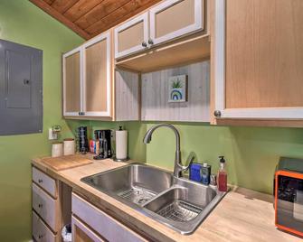 Tranquil + Cozy Yelm Cabin Along Nisqually River! - Yelm - Cocina