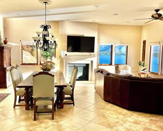 Villa Contenta on Clearlake. A True Italian Villa on Lower Lake with Dock! - Lower Lake - Dining room