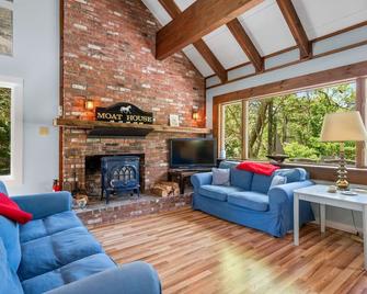 2 Bayberry Road Harwich Port Cape Cod - Cranberry Cottage - Harwich - Living room