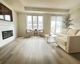 Luxury Newly Build 4BR 4Bath in Oakville - Oakville - Living room