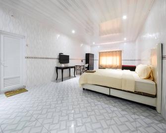 Mega Nasional Hotel & Restaurant - Gunungsitoli - Habitación