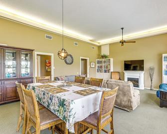 Golf Course Views Family Home With Yard - Salado - Eetruimte