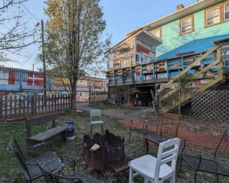 Bon Paul & Sharky's Youth Hostel - Asheville