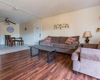 2-bed, 2-bath apartment living experience - Chattanooga - Living room