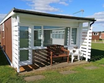 Pet friendly, 2 Bedroom Detached Chalet near Norfolk Broads - Great Yarmouth - Building