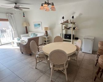 2/2 Condo/Great Location Near Beach And Pool/40' Boat Slip Available/Free Wifi - Alice Town - Comedor