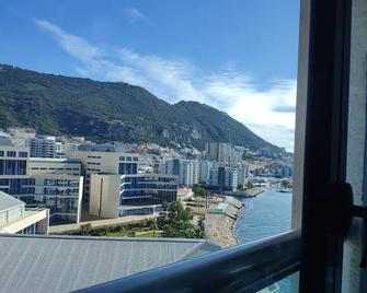 Spacious 3-bedroom Seaside apartment with Pool, WiFi, A/C and Parking - Gibraltar - Balcony