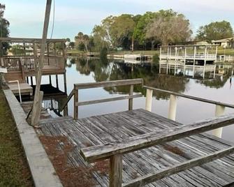 Taylor Creek River Cottage By The Boat Ramp 2 Bedroom Cottage by RedAwning - Okeechobee - Balcony