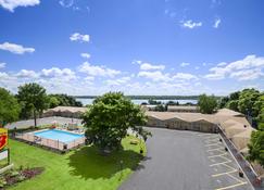 Super 8 by Wyndham Brockville - Brockville - Gebouw