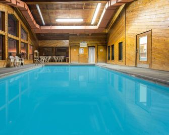 Super 8 by Wyndham Chadron NE - Chadron - Piscina