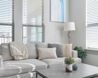 Landing | Amazing 2bd, Gym, Clubhouse - Manor - Living room