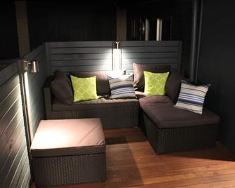 Luxury Spa Studio a Short Walk From Beach, Cafes and Golf Course. - Paraparaumu - Living room