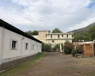 Tenuta Terradifuoco has a restaurant, bar, a shared lounge - Terzigno - Building