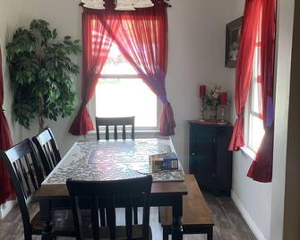 Quaint 3 bedroom house now with updated beds and regular mattresses. - Vernal - Dining room