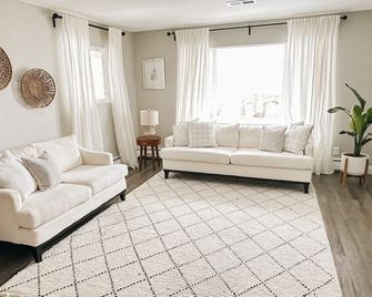 Modern 4 Bedroom Home - Fallon - Huiskamer