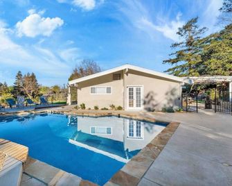 Modern Family Farmhouse with Pool, Jacuzzi, Putting Green, Treehouse, Bocce and more - Thousand Oaks - Piscina