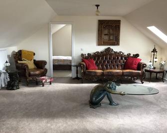 Entire cosy home from home country retreat - Holyhead - Living room