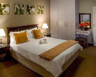 Quiet Guest Room With Double bed and Kitchen, Near Port Elizabeth - Port Elizabeth - Bedroom