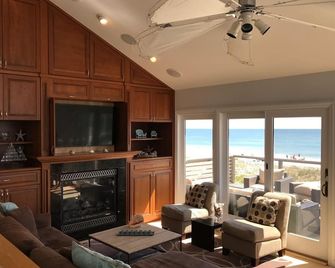 Beachfront 5-bedroom vacation home, 15-minute walk to Ocean Beach - Fire Island Pines - Living room