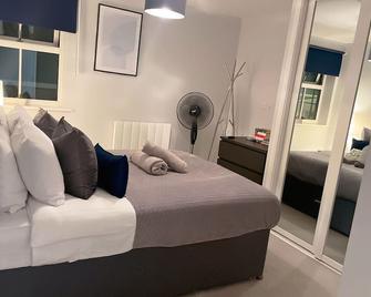 Super Luxe Central Maidenhead Apartment - Maidenhead - Bedroom