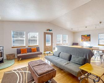 Mermaid Beach House - Bandon - Living room