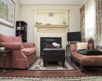 Charming self-contained guest cottage in Old Town Niagara on the lake. - Niagara-on-the-Lake - Salon