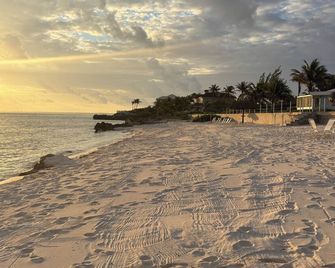 Relaxed Bungalow on Private Beach, Super Snorkeling, Sea Lodge #25 Cayman Kai - North Side - Playa