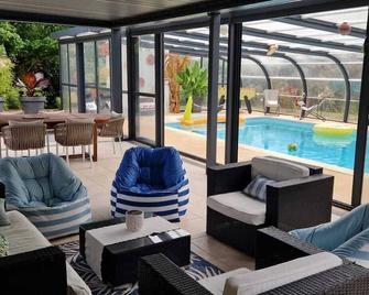 maison avec piscine chauffée - Grand-Champ - Piscina