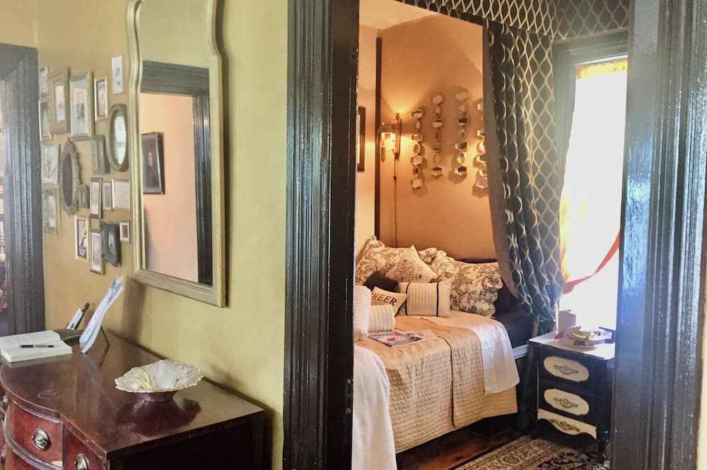 Walk to Everything -Campaign Room - ניאגרה פולס - חדר שינה