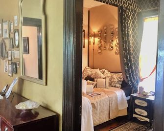 Walk to Everything -Campaign Room - ניאגרה פולס - חדר שינה