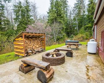 ElkCreek Inn Creekside tiny home - Forks - Patio