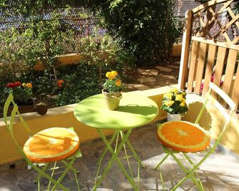 New studio with beautiful garden - Moschato - Patio
