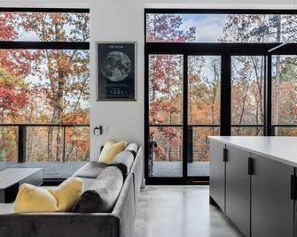 Zenplicity Cabin. Pet friendly, views, hot tub, smart home! 5 minutes from TGSP - Lakemont - Living room