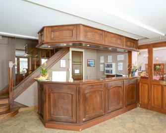 Hotel Restaurant Des Bains - Saint-Jean-le-Thomas - Recepción