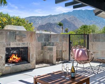 Free Pool Heating! Hot tub, Pool table, Fire pit! - Palm Springs - Balcón