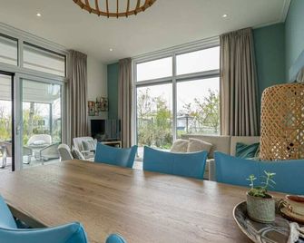 Garden-oriented, bright living room with an adjoining (electrically operated) patio coverbrLush garde - 巴勒哈姆斯泰德 - 餐廳