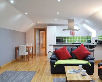Enjoy a summer holiday or winter break at this tastefully decorated apartment. - Aberaeron - Wohnzimmer